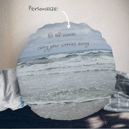 Majestätisches Meer mit Wellen unter dem stürmisch Rundes Kissen