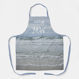 Majestätisches Meer mit Wellen unter dem stürmisch Schürze