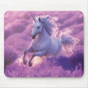 Majestätisches weißes Einhorn galoppiert durch Lav Mousepad