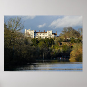 Majestätisches weißes Herrenhaus mit Flussblick Poster