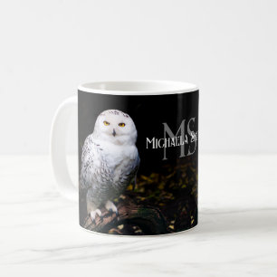 Majestätisches Winter-Schneeeulen-Monogramm mit in Kaffeetasse