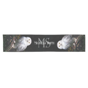 Majestätisches Winter-Schneeeulen-Monogramm mit in Kurzer Tischläufer