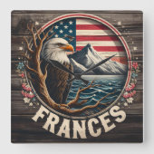 Majestic Adler mit Bergen und Flaggenhintergrund Quadratische Wanduhr (Vorderseite)