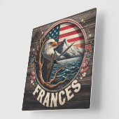 Majestic Adler mit Bergen und Flaggenhintergrund Quadratische Wanduhr (Winkel)