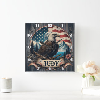 Majestic Adler über Wasser mit Bergkulisse Quadratische Wanduhr