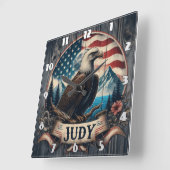 Majestic Adler über Wasser mit Bergkulisse Quadratische Wanduhr (Winkel)