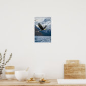 Majestic Bald Eagle fliegt tief über schneebedeckt Poster (Küche)