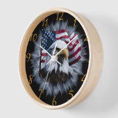 Majestic Bald Eagle mit amerikanischer Flagge in d Uhr (Winkel)