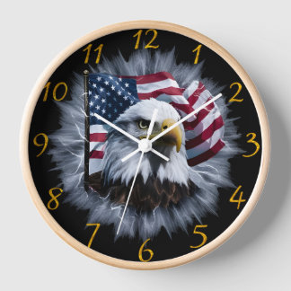 Majestic Bald Eagle mit amerikanischer Flagge in d Uhr