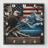 Majestic Bald Eagle von Bergen und Flaggen umgeben Quadratische Wanduhr (Vorderseite)
