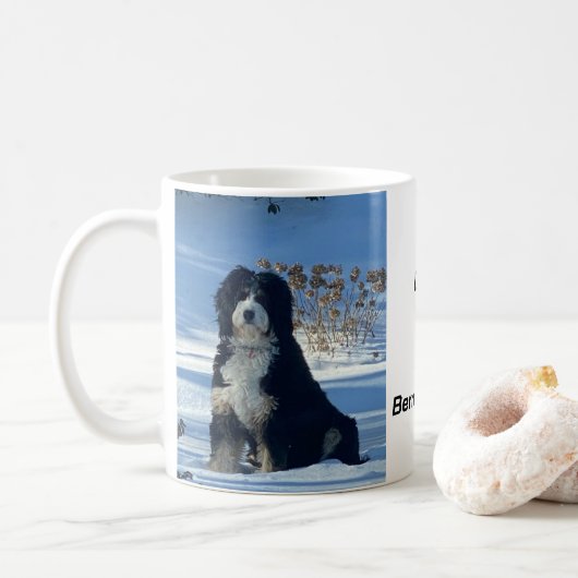 Majestic Bernedoodle Hund auf schneebedeckter Tass Kaffeetasse (Mit Donut)