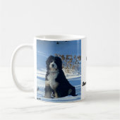 Majestic Bernedoodle Hund auf schneebedeckter Tass Kaffeetasse (Links)