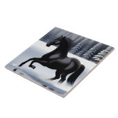 Majestic Black Prancing auf einer verschneiten Obe Fliese (Seite)