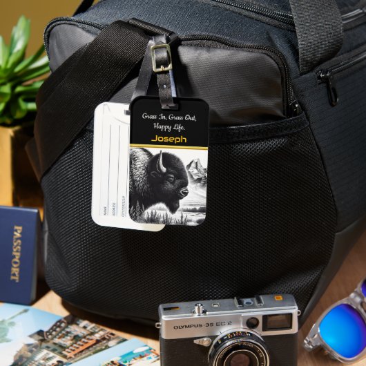 Majestic Buffalo Grazing Near Rugged Mountains Gepäckanhänger (Vorderseite & Rückseite)