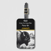 Majestic Buffalo Grazing Near Rugged Mountains Gepäckanhänger (Vorderseite Vertikal)