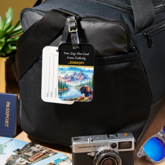 Majestic Buffalo in der Nähe eines Serengebirges Gepäckanhänger (Vorderseite & Rückseite)