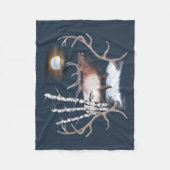 Majestic Bull Elk schluckt im Mondlicht Fleecedecke (Vorderseite)
