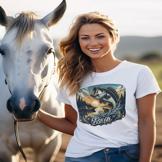 Majestic Dawn holt einen Bass-Skyward-Fisch auf T-Shirt