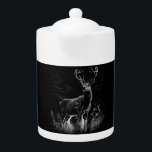 Majestic Deer in der Wildnis - Black&White Art<br><div class="desc">Eine atemberaubende monochrome Darstellung der Wildtiere mit einem majestätischen Buck, stehend hoch in einem Mondwald. Das aufwändige Detail und das kontrastreiche Design erfassen die Schönheit der Natur und die Anmut dieses mächtigen Tieres. Ideal für Jäger, Naturliebhaber und diejenigen, die die rustikale Ästhetik im Freien schätzen. Ideal für T - Shirt,...</div>