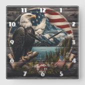 Majestic Eagle auf Baum in der Nähe von Bergen Quadratische Wanduhr (Vorderseite)