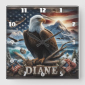 Majestic Eagle auf einer Zweigstelle mit Flagge Quadratische Wanduhr (Vorderseite)