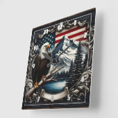 Majestic Eagle mit amerikanischem Flaggenrahmen Quadratische Wanduhr (Winkel)