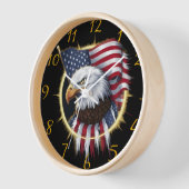 Majestic Eagle mit amerikanischer Flagge Uhr (Winkel)
