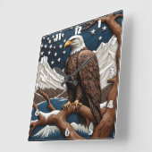 Majestic Eagle mit Blick auf die Serengebirge Quadratische Wanduhr (Winkel)