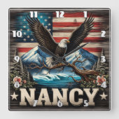 Majestic Eagle Perched AmidMountains and Flag Quadratische Wanduhr (Vorderseite)