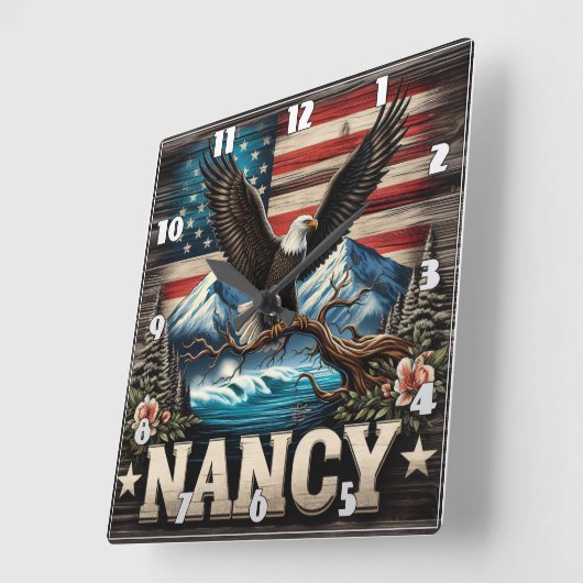 Majestic Eagle Perched AmidMountains and Flag Quadratische Wanduhr (Winkel)