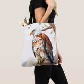 Majestic Eagle sitzt auf einem Baumzweig Tasche (Von Nahem)