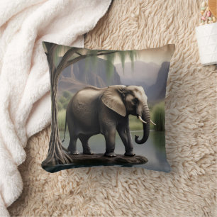 Majestic Elephant bei ruhiger Seeufer Kissen