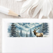 Majestic Elk steht inmitten schneebedeckter Berge (Insitu)