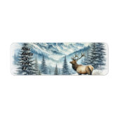 Majestic Elk steht inmitten schneebedeckter Berge (Vorne)