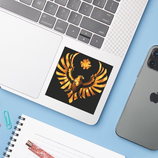 Majestic Golden Eagle Custom-Cut Vinyl Sticker (Laptop mit iPhone)