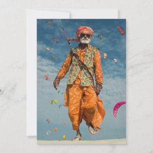 Majestic Indian Elder Kite Fliegen am Strand Einladung