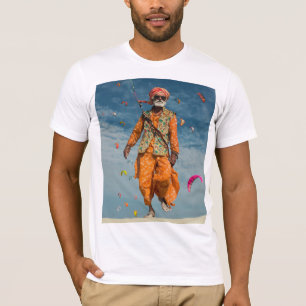 Majestic Indian Elder Kite Fliegen am Strand T-Shirt