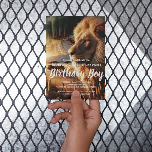 Majestic Lion Roaming mit Awe Birthday laden Postkarte