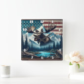 Majestic Moose Against Mountains and American Flag Quadratische Wanduhr (Zuhause)