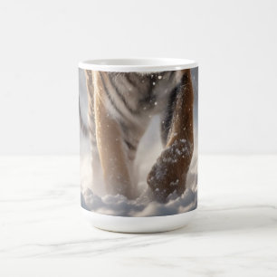 Majestic Sibirien Tiger prowbt den Schneesturm-Neb Kaffeetasse