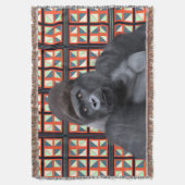 Majestic Sitting Gorilla auf roter Geometrie Decke (Vorderseite Vertikal)