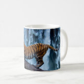 Majestic Tiger Entspannen an einem schönen Wasserf Kaffeetasse (VorderseiteRechts)