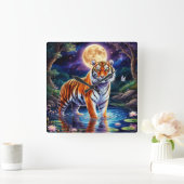 Majestic Tiger in einer Moonlit Fantasy Landschaft Quadratische Wanduhr (Zuhause)