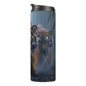 Majestic Tigers in einem foggischen Dschungel Thermosbecher (Nach rechts gedreht)