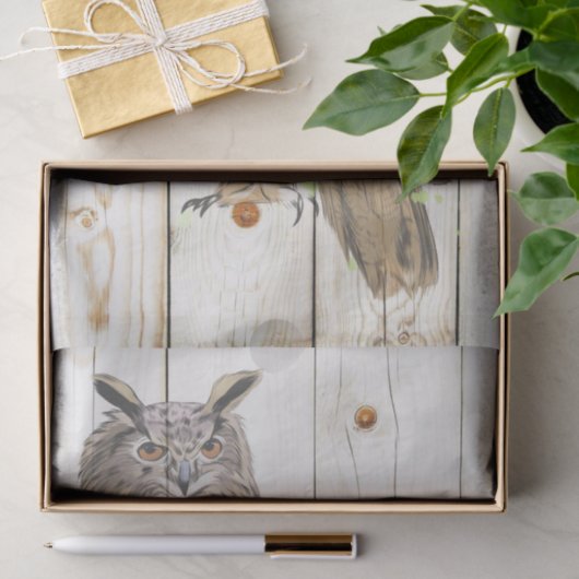 Majestic Uhu auf verblassten Holzplanken Seidenpapier (Geschenk)
