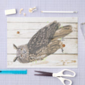 Majestic Uhu auf verblassten Holzplanken Seidenpapier (Handwerk)