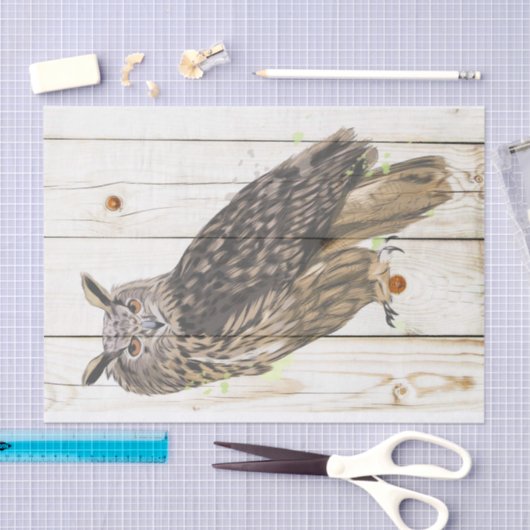 Majestic Uhu auf verblassten Holzplanken Seidenpapier (Handwerk)