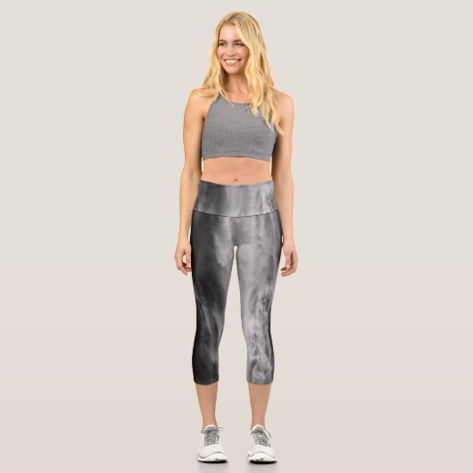 Majestic waterfall Boka, Slowenien Schwarz-weiß Capri Leggings (Vorderseite)