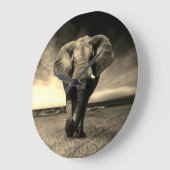 Majestic Wild Bull Elephant in Sepia Große Wanduhr (Winkel)
