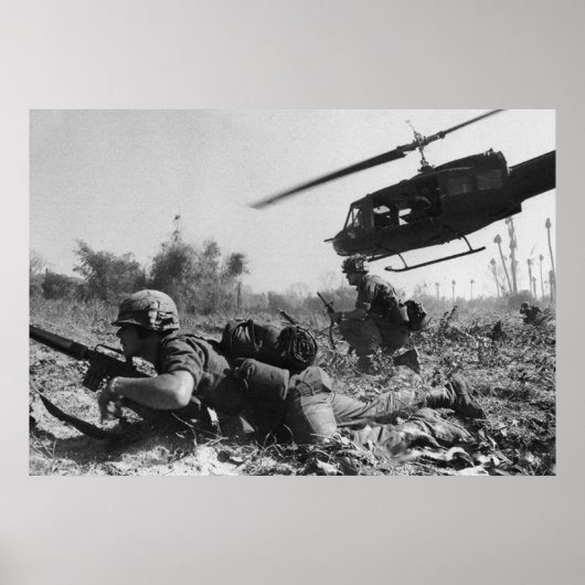Major Crandalls UH-1D-Hubschrauber im Vietnamkrieg Poster (Vorne)